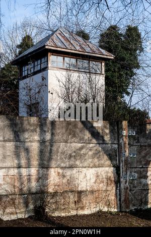 Blick auf einen Wachturm im Konzentrationslager Dachau von außerhalb der Mauer Stockfoto