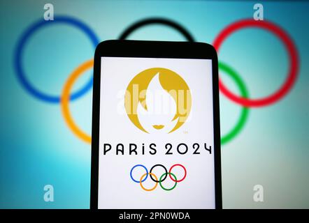Ukraine. 15. April 2023. In dieser Fotoabbildung ist das Logo der Olympischen Sommerspiele 2024 (Paris Olympische Spiele 2024) auf einem Smartphone und die Olympischen Ringe auf einem pc-Bildschirm zu sehen. Kredit: SOPA Images Limited/Alamy Live News Stockfoto