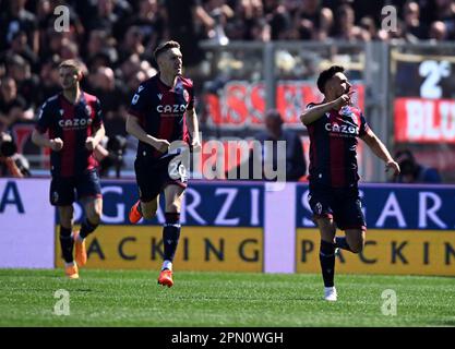 Bologna, Italien. 15. April 2023. Nicola Sansone (R) von Bologna feiert sein Tor bei einem Fußballspiel der Serie A zwischen Bologna und dem AC Mailand am 15. April 2023 in Bologna, Italien. Kredit: Daniele Mascolo/Xinhua/Alamy Live News Stockfoto