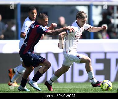 Bologna, Italien. 15. April 2023. Alexis Saelemaekers (R) von AC Mailand spielt mit Nicolas Dominguez von Bologna bei einem Fußballspiel der Serie A zwischen Bologna und AC Mailand in Bologna, Italien, am 15. April 2023. Kredit: Daniele Mascolo/Xinhua/Alamy Live News Stockfoto