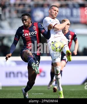 Bologna, Italien. 15. April 2023. AC Mailands Ante Rebic (R) spielt mit Bolognas Jhon Lucumi bei einem Fußballspiel der Serie A zwischen Bologna und AC Mailand in Bologna, Italien, am 15. April 2023. Kredit: Daniele Mascolo/Xinhua/Alamy Live News Stockfoto