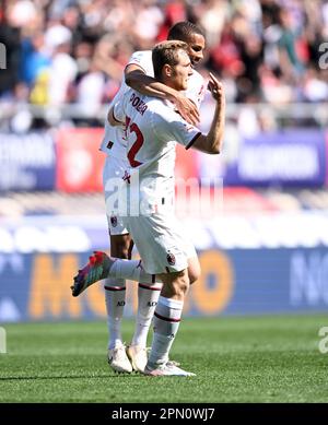 Bologna, Italien. 15. April 2023. Tommaso Pobega (Front) des AC Mailand feiert sein Tor bei einem Fußballspiel der Serie A zwischen Bologna und AC Mailand am 15. April 2023 in Bologna, Italien. Kredit: Daniele Mascolo/Xinhua/Alamy Live News Stockfoto