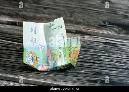 Selektiver Fokus auf zerknittertes kuwaitisches Geld von halb-KWD Kuwait-Dinar-Banknote isoliert, zerknitterte Dinar-Bargeld-Banknote, Konjunkturkonzept Stockfoto