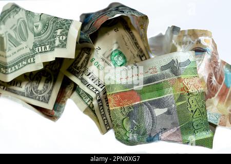 Zerknitterte und zerknitterte Kuwaiti-Banknote, Vierteldollar-Dinar-Banknote und 1 US-Dollar-Bargeld, Geldinflation und Wertverlust, d Stockfoto