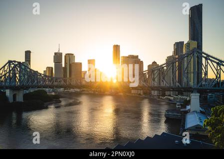Skyline von brisbane mit Story Bridge in australien in der Dämmerung Stockfoto