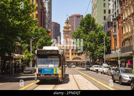 1. Januar 2019: Straßenbahnlinie vor dem Uhrturm des Bahnhofs Flinders Street. der bahnhof flinders Street ist ein 1854 eröffneter Bahnhof Stockfoto