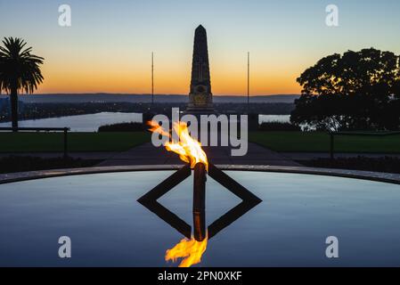 Ewige Flamme mit Kriegerdenkmal in Perth Stockfoto