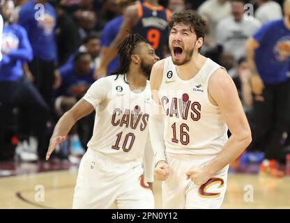 Cleveland, USA. 15. April 2023. Cleveland Cavaliers Cedi Osman (16) reagiert, nachdem er im vierten Quartal bei Rocket Mortgage Fieldhouse in Cleveland, Ohio, am Samstag, den 15. April 2023 einen drei-Punkte-Schuss gegen die New York Knicks erzielt hat. Foto: Aaron Josefczyk/UPI Credit: UPI/Alamy Live News Stockfoto