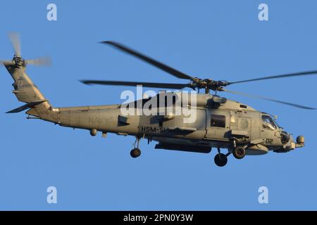 Präfektur Kanagawa, Japan - 04. Mai 2017: Marine der Vereinigten Staaten Sikorsky MH-60R Seahawk Seehubschrauber von HSM-51 Warlords. Stockfoto