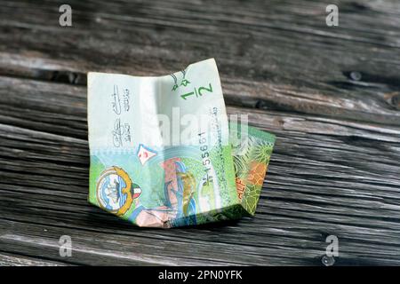 Selektiver Fokus auf zerknittertes kuwaitisches Geld von halb-KWD Kuwait-Dinar-Banknote isoliert, zerknitterte Dinar-Bargeld-Banknote, Konjunkturkonzept Stockfoto