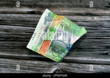 Selektiver Fokus auf zerknittertes kuwaitisches Geld von halb-KWD Kuwait-Dinar-Banknote isoliert, zerknitterte Dinar-Bargeld-Banknote, Konjunkturkonzept Stockfoto