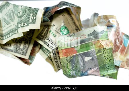 Zerknitterte und zerknitterte Kuwaiti-Banknote, Vierteldollar-Dinar-Banknote und 1 US-Dollar-Bargeld, Geldinflation und Wertverlust, d Stockfoto