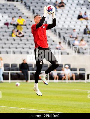 Columbus, Ohio, USA. 15. April 2023. Der Torwart der New England Revolution Djordje Petrovic (99) wärmt sich auf, bevor er sich in Columbus, Ohio, der Columbus Crew stellt. Brent Clark/Cal Sport Media/Alamy Live News Stockfoto