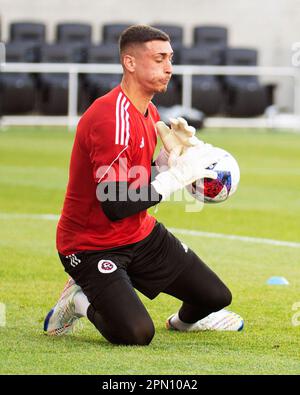 Columbus, Ohio, USA. 15. April 2023. Der Torwart der New England Revolution Djordje Petrovic (99) wärmt sich auf, bevor er sich in Columbus, Ohio, der Columbus Crew stellt. Brent Clark/Cal Sport Media/Alamy Live News Stockfoto