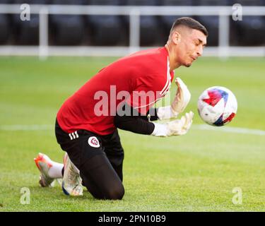 Columbus, Ohio, USA. 15. April 2023. Der Torwart der New England Revolution Djordje Petrovic (99) wärmt sich auf, bevor er sich in Columbus, Ohio, der Columbus Crew stellt. Brent Clark/Cal Sport Media/Alamy Live News Stockfoto