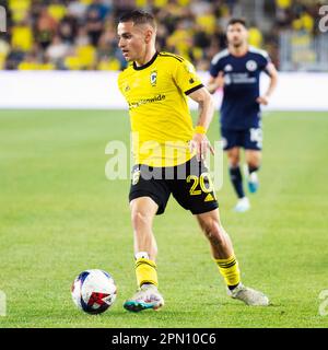 Columbus, Ohio, USA. 15. April 2023. Der Mittelfeldspieler der Columbus Crew Alexandru Matan (20) spielt in seinem Spiel in Columbus, Ohio, den Ball gegen die New England Revolution. Brent Clark/Cal Sport Media/Alamy Live News Stockfoto