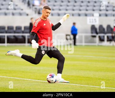 Columbus, Ohio, USA. 15. April 2023. Der Torwart der New England Revolution Djordje Petrovic (99) wärmt sich auf, bevor er sich in Columbus, Ohio, der Columbus Crew stellt. Brent Clark/Cal Sport Media/Alamy Live News Stockfoto