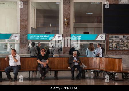 Bild des Haupt-Wartezimmers des bahnhofs istanbul sirkeci. Der Bahnhof Sirkeci, der auf der Karte als Bahnhof Istanbul aufgeführt ist, ist ein Bahnhof Stockfoto