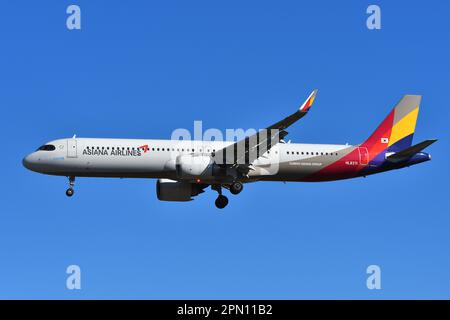 Präfektur Chiba, Japan - 28. November 2021: Passagierflugzeug Asiana Airlines Airbus A321-200Nx (HL8371). Stockfoto