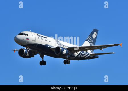 Präfektur Chiba, Japan - 28. November 2021: Aurora Airbus A319-100 (VP-BUN) Passagierflugzeug. Stockfoto