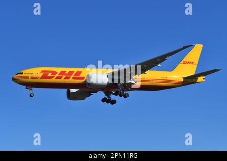 Präfektur Chiba, Japan – 28. November 2021: DHL Boeing B777-F (D-AALS) Frachter. Stockfoto