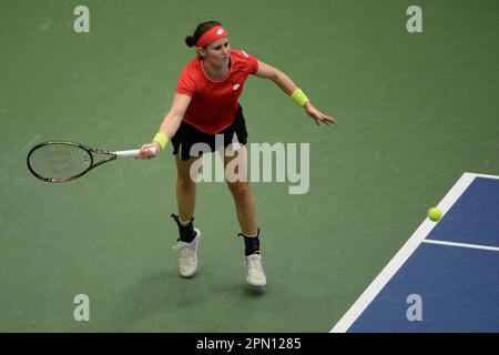 Vancouver, Kanada. 15. April 2023. Greet Minnen (BEL) spielt während des Spiels 4. beim Biillie Jean King Cup im Pacific Coliseum in Vancouver, British Columbia, am 14. April 2023, 2023 gegen Katerine Sebov (CAN). (Foto: Anne-Marie Sorvin/Sipa USA) Guthaben: SIPA USA/Alamy Live News Stockfoto