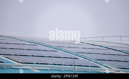 Solarenergie für Fabrik- oder Lagergebäude. Solarpaneele auf dem Dach eines Industriewerks. Kommerzielle Solarenergie. Industrielle Photovoltaikmodule. Stockfoto