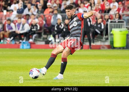 Toronto, Ontario, Kanada. 15. April 2023. Jonathan Osorio #21 in Aktion während des MLS-Spiels zwischen dem FC Toronto und Atlanta United auf dem BMO Field in Toronto. Das Spiel endete 2-2 (Kreditbild: © Angel Marchini/ZUMA Press Wire) – NUR REDAKTIONELLE VERWENDUNG! Nicht für den kommerziellen GEBRAUCH! Kredit: ZUMA Press, Inc./Alamy Live News Stockfoto