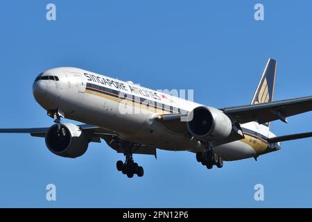 Präfektur Chiba, Japan - 28. November 2021: Passagierflugzeug der Boeing B777-300ER (9V-SWT) von Singapore Airlines. Stockfoto