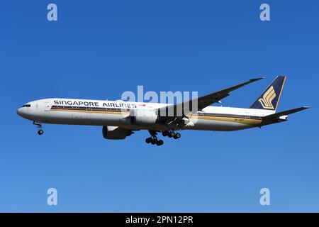 Präfektur Chiba, Japan - 28. November 2021: Passagierflugzeug der Boeing B777-300ER (9V-SWT) von Singapore Airlines. Stockfoto