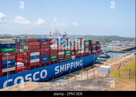 Colon, Panama - 2. April 2023: Blick auf ein Containerschiff an den Schleusen von Agua Clara auf dem Panamakanal. Stockfoto