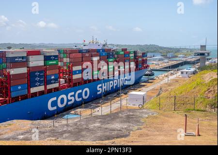 Colon, Panama - 2. April 2023: Blick auf ein Containerschiff an den Schleusen von Agua Clara auf dem Panamakanal. Stockfoto
