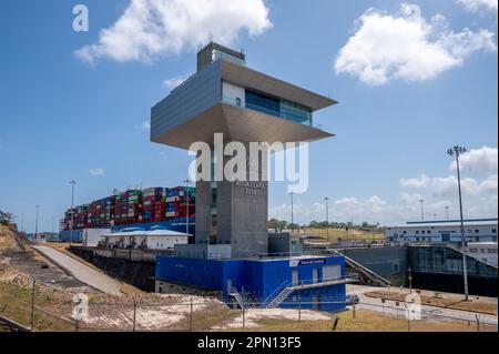Colon, Panama - 2. April 2023: Blick auf ein Containerschiff an den Schleusen von Agua Clara auf dem Panamakanal. Stockfoto