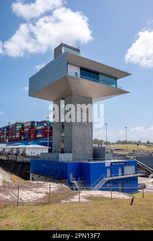 Colon, Panama - 2. April 2023: Blick auf ein Containerschiff an den Schleusen von Agua Clara auf dem Panamakanal. Stockfoto