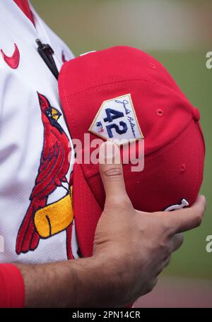 St. Louis, Usa. 15. April 2023. St. Louis Cardinals Manager Oli Marmol hält seine Mütze über sein Herz während des Spiels der Nationalhymne am Jacki Robinson Day vor einem Spiel gegen die Pittsburgh Pirates im Busch Stadium in St. Louis am Samstag, den 15. April 2023. Alle großen Ligaspieler und Trainer tragen an diesem Tag die Nummer 42. Zu Ehren des ehemaligen Los Angeles Dodgers Jacki Robinson. Foto: Bill Greenblatt/UPI Credit: UPI/Alamy Live News Stockfoto