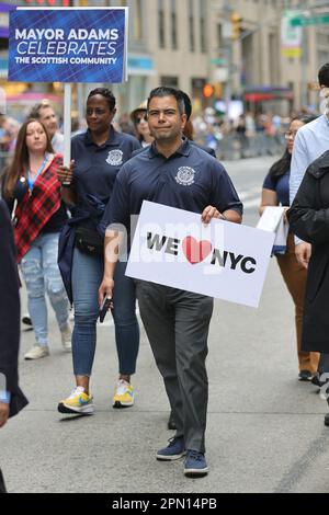 New York, USA. 15. April 2023. Avenue of America, New York, USA, 15. April 2023 - Tausende haben das schottische Erbe gefeiert, als sie die Sixth Avenue zum Takt der Trommeln und Dudelsackmusik zusammen mit Bürgermeister Eric Adams, WIR LIEBEN NYC, hochmarschierten. Schottischer Stolz bei der 25. Jährlichen Tartan Day Parade heute in New York City. Foto: Luiz Rampelotto/EuropaNewswire Credit: dpa Picture Alliance/Alamy Live News Stockfoto