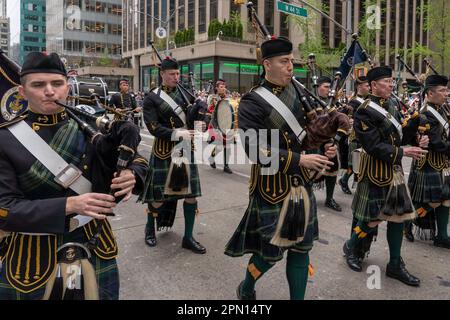 New York, New York, USA. 15. April 2023. (NEU) 25. Jährliche New York City Tartan Day Parade. 15. April 2023, New York, New York, USA: United States Naval Academy (Annapolis, Maryland) Brigade of Midshipmen Dudelsackspieler marschieren während der 25. Jährlichen Tartan Day Parade in Manhattan am 15. April 2023 in New York City. (Kreditbild: © M10s/TheNEWS2 via ZUMA Press Wire) NUR REDAKTIONELLE VERWENDUNG! Nicht für den kommerziellen GEBRAUCH! Stockfoto