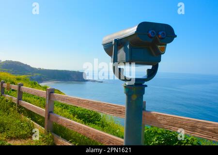 An einem hellen, wolkenlosen Tag bietet ein Teleskop für Seher und Touristen einen Blick auf den tiefen blauen Ozean vor der kalifornischen Küste. Hochwertiges Foto Stockfoto