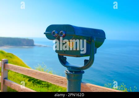 An einem hellen, wolkenlosen Tag bietet ein Teleskop für Seher und Touristen einen Blick auf den tiefen blauen Ozean vor der kalifornischen Küste. Hochwertiges Foto Stockfoto