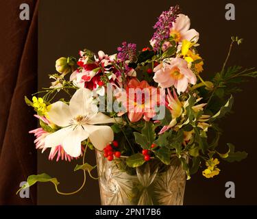 Nahaufnahme-Illustration eines Blumenarrangements aus Gartenblumen in einer Vase. Stockfoto
