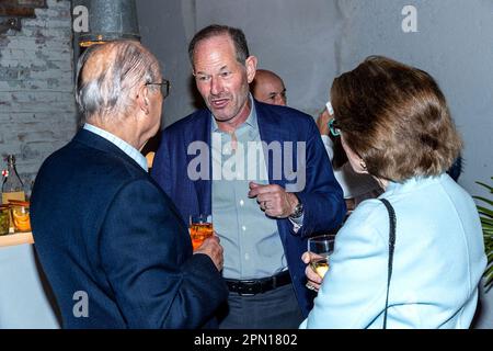 Pine Plains, New York, USA. 15. April 2023. Ehemaliger Gouverneur des Bundesstaats New York, Elliot Spitzer, bei der Einweihung der Banning Hall zu Ehren von Irene und Jack Banning im Stissing Center. Kredit: Steve Mack/Alamy Live News Stockfoto