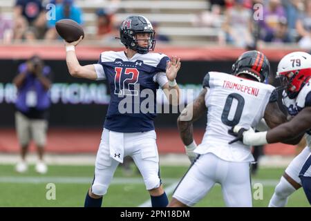 Houston Roughnecks Quarterback Brandon Silvers (12) tritt als Vegas Vipers Linebacker Pita Taumoepenu (0) die Verteidigungsecke an, Samstag, April Stockfoto