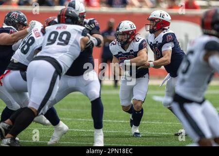 Houston Roughnecks Running Back Max Borghi (22) erhält den Ball vom Quarterback Brandon Silvers (12) gegen die Vegas Vipers, Samstag, 15. April 2023 Stockfoto