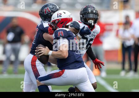 Houston Roughnecks Quarterback Brandon Silvers (12) erhält Hand an die Gesichtsmaske von Vegas Vipers Defensive Back Maurice Smith (26), Samstag, 15. April, Stockfoto