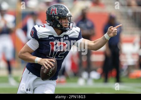 Houston Roughnecks Quarterback Brandon Silvers (12) kommuniziert mit einem Empfänger, um gegen die Vegas Vipers am Samstag, den 15. April 2023, in Ho zu eröffnen Stockfoto