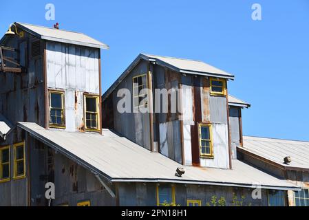 IRVINE, KALIFORNIEN - 2. April 2023: Baueinheit des Old Town Irvine Sack Storage Warehouse. Stockfoto