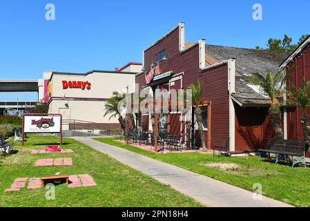 IRVINE, KALIFORNIEN - 9. April 2023: Dennys Restaurant und Knowlwood Restaurant in der Altstadt von Irvine im ehemaligen Blacksmith Shop und Garage of the Irvine Stockfoto