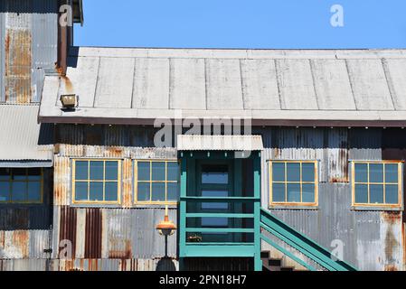 IRVINE, KALIFORNIEN - 2. April 2023: Old Town Irvine Sack Storage Warehouse, Nahaufnahme der nach hinten gerichteten Gleise. Stockfoto