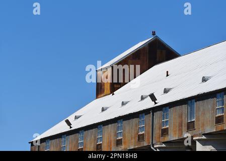 IRVINE, KALIFORNIEN - 2. April 2023: Old Town Irvine, La Quinta Inn im alten Bean Warehouse Gebäude. Stockfoto