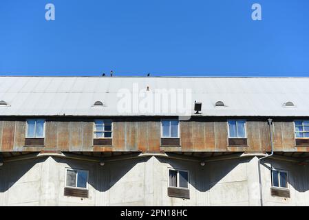 IRVINE, KALIFORNIEN - 2. April 2023: Details des La Quinta Inn and Suites, Old Town Irvine, im alten Bean Warehouse Gebäude. Stockfoto